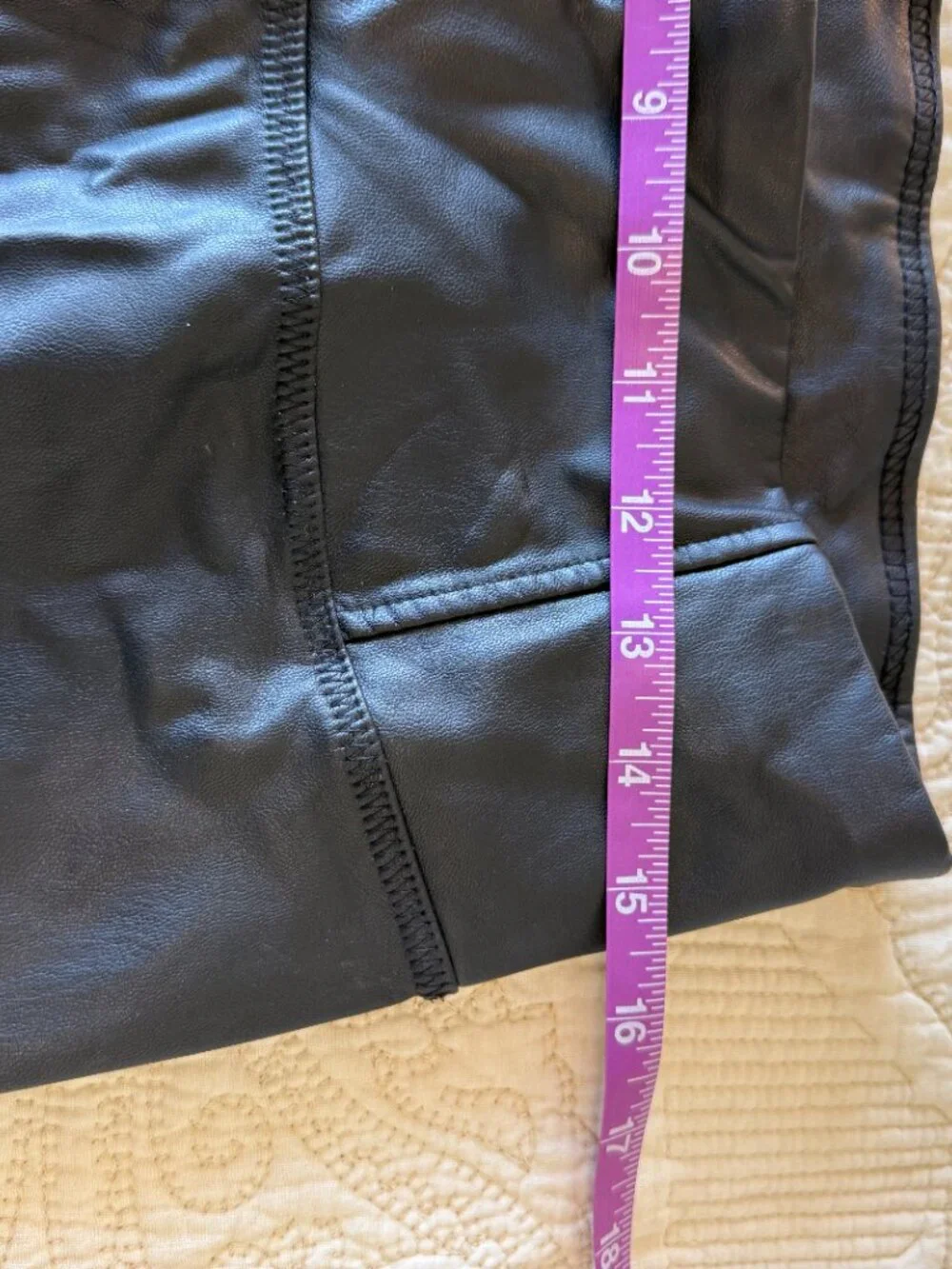 High-waisted faux leather leggings in black. Size L - Picture 5 of 6